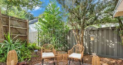 Bright 1BR Upstairs Apt • Walk to Lakes & Campus • BBQ & Pet Friendly