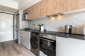 Réfrigérateur, four à micro-ondes, un four, surface de cuisson