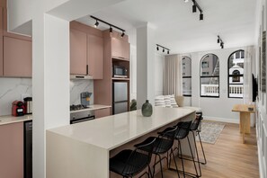 Kjøleskap, mikrobølgeovn, ovn og kokeplater