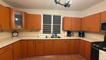 Køleskab, mikrobølgeovn, ovn, kogeplade