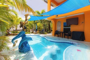 Outdoor pool, a heated pool - Sunset Reef 2bed/2bath updated single family with private pool & dockage (Marathon)