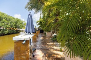 Property grounds - Sunset Reef 2bed/2bath updated single family with private pool & dockage (Marathon)