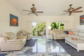 Smart TV, video games - Sunset Reef 2bed/2bath updated single family with private pool & dockage (Marathon)