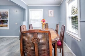 Dining - Mineola Bay Lakeview and Access  - Fully Furnished Monthly & Seasonal Rental in Fox Lake (Fox Lake)