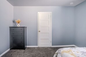 3 bedrooms, WiFi, bed sheets - Mineola Bay Lakeview and Access  - Fully Furnished Monthly & Seasonal Rental in Fox Lake (Fox Lake)