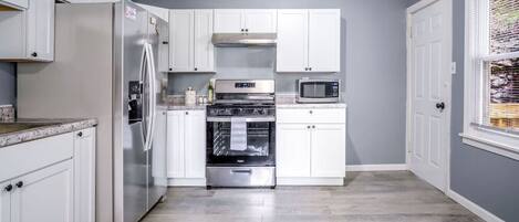 冷蔵庫、電子レンジ、オーブン、コンロ