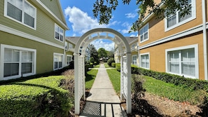 Property grounds - Cozy 3BR Near Disney with Pool and Resort Amenities (Kissimmee)