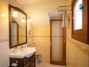 Bruser, hårtørrer, håndklæder