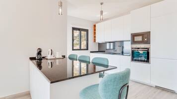 Comfort Apartment, Balcony, Ocean View | Private kitchen | Fridge, microwave, oven, stovetop