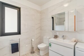 Comfort Apartment, Balcony, Ocean View | Bathroom | Shower, hair dryer, towels