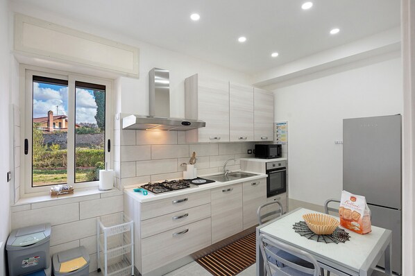 Kühlschrank, Mikrowelle, Ofen, Herdplatte