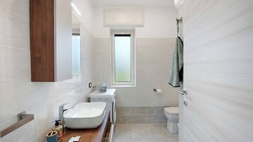 Dusche, Haartrockner, Handtücher