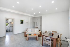 TV - Holiday Home 'Paestum Eden' with Sea View, Wi-Fi and Air Conditioning (Licinella-Torre di Paestum)