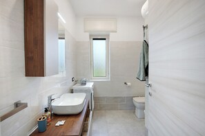 Shower, hair dryer, towels - Holiday Home 'Paestum Eden' with Sea View, Wi-Fi and Air Conditioning (Licinella-Torre di Paestum)