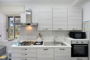 Fridge, microwave, oven, stovetop - Holiday Home 'Paestum Eden' with Sea View, Wi-Fi and Air Conditioning (Licinella-Torre di Paestum)