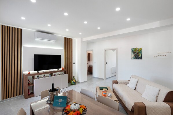 TV - Holiday Home 'Paestum Eden' with Sea View, Wi-Fi and Air Conditioning (Licinella-Torre di Paestum)