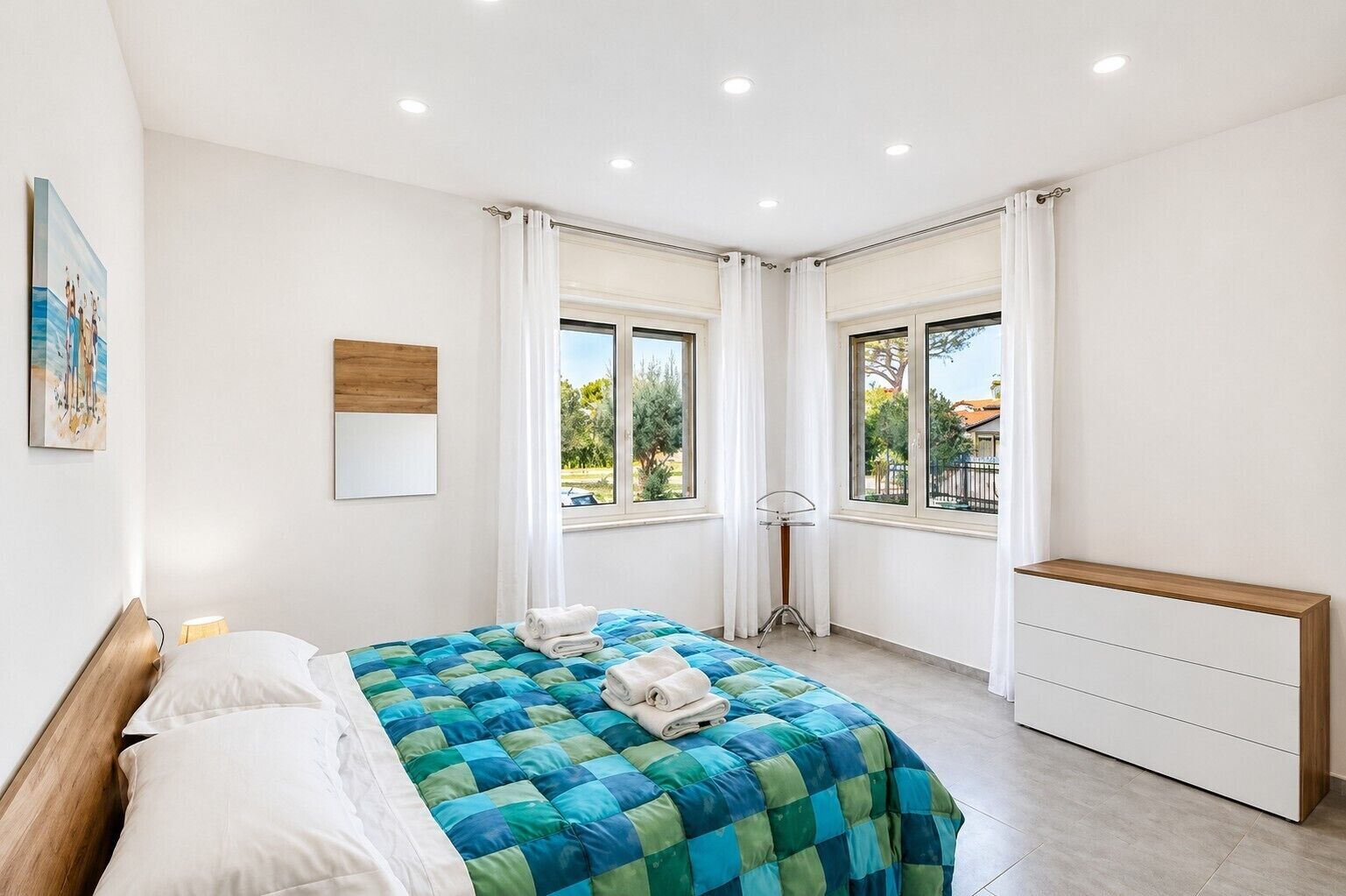 2 habitaciones, tabla de planchar con plancha, wifi y ropa de cama 
