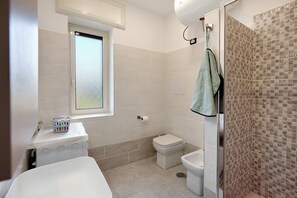 Een douche, een haardroger, handdoeken