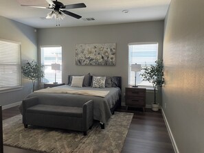 4 bedrooms, WiFi, bed sheets - Taylor/Samsung SUITEheart (Taylor)