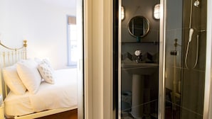 A bedroom with a bed, a bathroom with a shower, and a window. - Easter Cottage - Central Rye, Effortless Chic! | Pass the Keys (Rye)