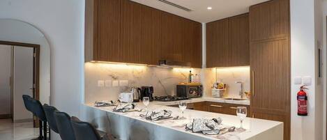 Kylskåp, mikrovågsugn, ugn och spishäll