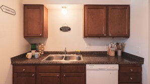 Cafetera/tetera, refrigerador, microondas, horno