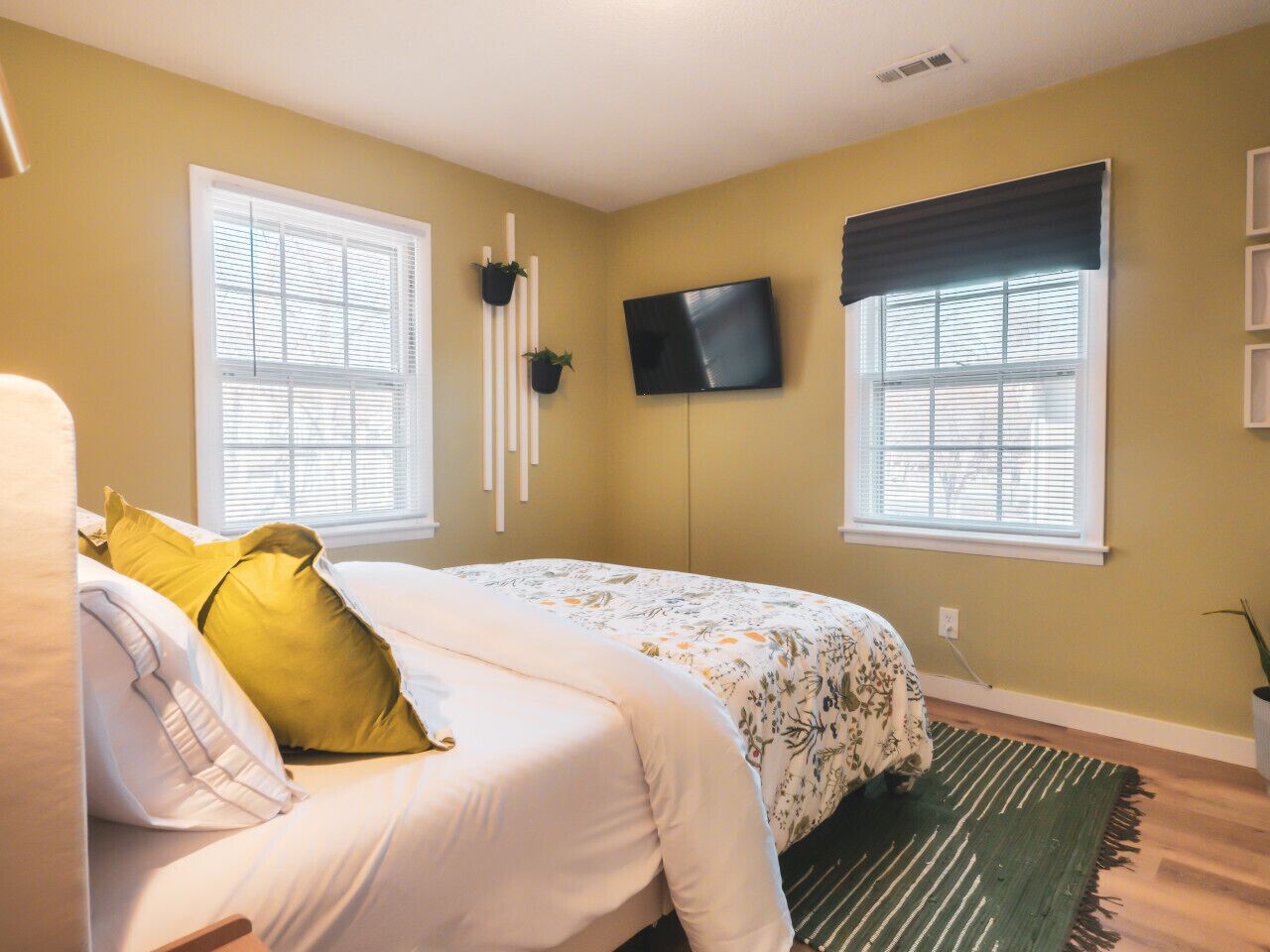 Een bureau, een strijkplank/strijkijzer, reisbedje, wifi