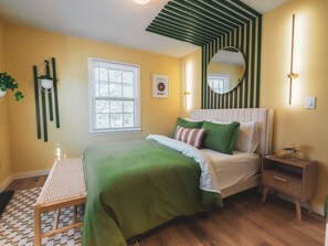 Escritorio, tabla de planchar con plancha, cuna de viaje y wifi 