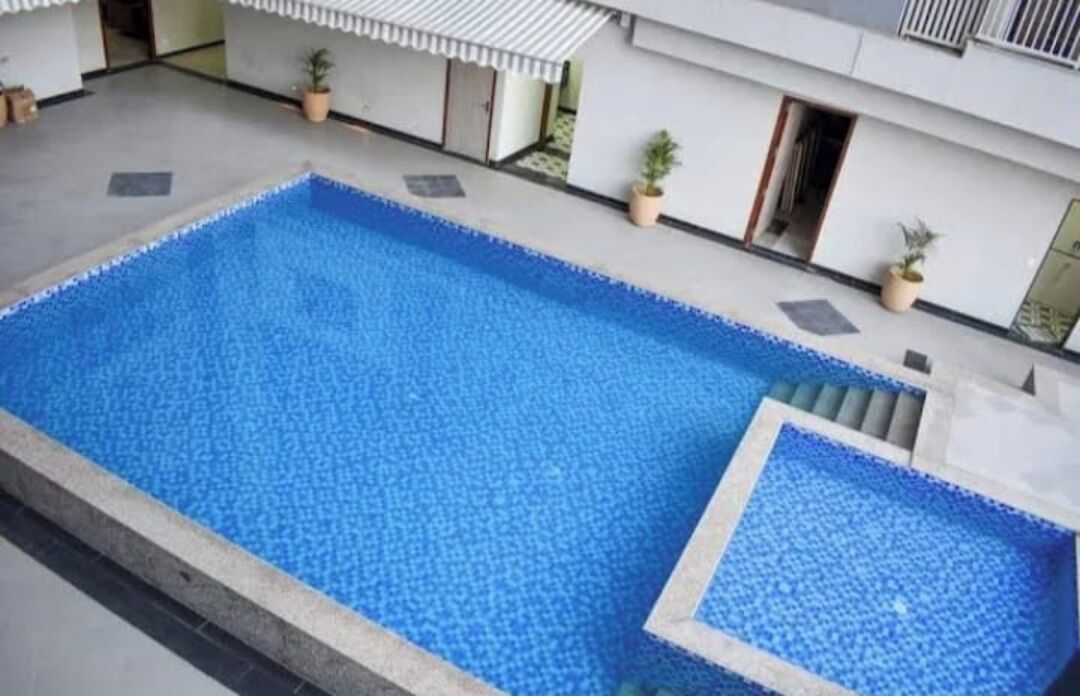 Kolam renang outdoor musiman