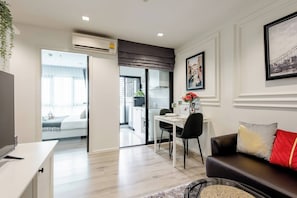 Apartment, 1 Bedroom, Accessible, Garden View | Living room | Books - Urban Elegance Knightsbridge BTS Bearing (Samut Prakan)