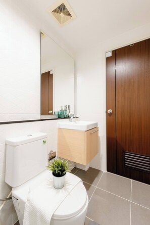 Apartment, 1 Bedroom, Accessible, Garden View | Bathroom - Urban Elegance Knightsbridge BTS Bearing (Samut Prakan)