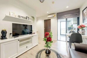 Appartement, 1 chambre, accessible aux personnes à mobilité réduite, vue jardin | Salle de séjour | Livres