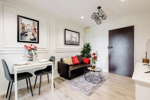 Dining room - Urban Elegance Knightsbridge BTS Bearing (Samut Prakan)