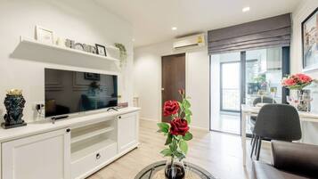 Apartment, 1 Bedroom, Accessible, Garden View | Living room | Books