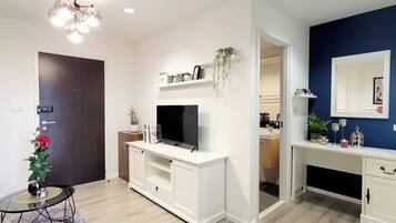 Apartment, 1 Bedroom, Accessible, Garden View | Living room | Books