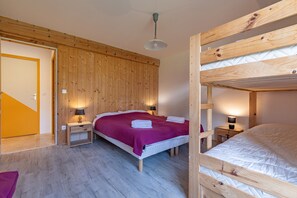 4 bedrooms, desk, iron/ironing board, bed sheets - Eco-friendly Gîte “L'éco-logis du Clos des Tilleuls” with Mountain View, Shared Terrace & Garden (Die)