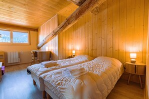 4 quartos, escrivaninha, ferros/tábuas de passar roupa, roupa de cama