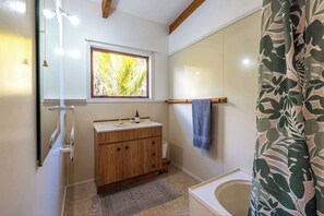 Douche, sèche-cheveux, serviettes fournies