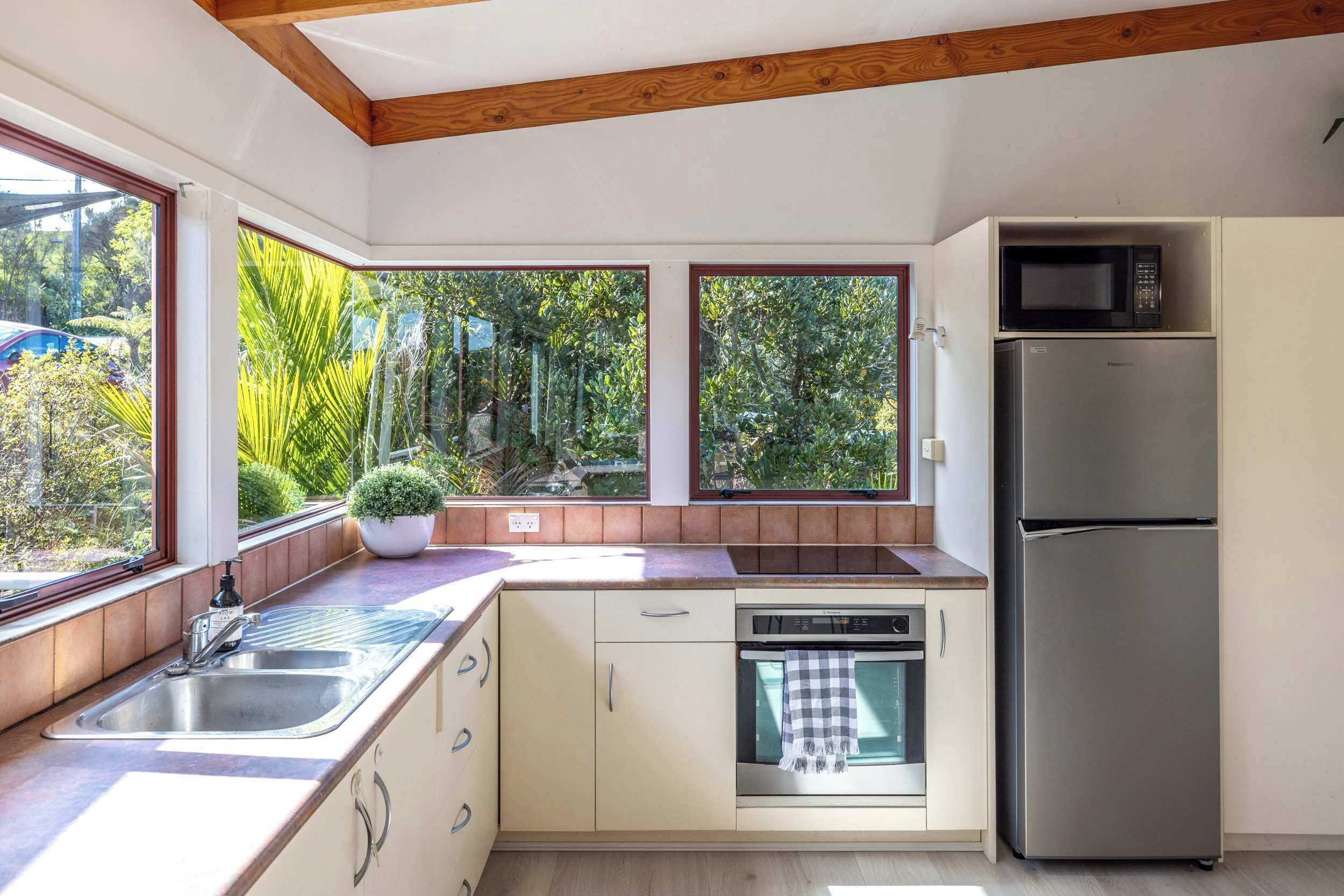 Refrigerador, microondas, horno y parrilla de estufa 