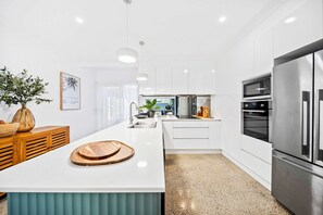 ثلاجة، ميكروويف، فرن، موقد طهي مسطح