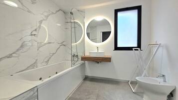 Bruser, boblebadekar, hårtørrer, bidet