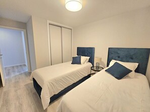 2 habitaciones, tabla de planchar con plancha, wifi y ropa de cama 