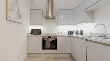 Kjøleskap, mikrobølgeovn, ovn og kokeplater