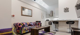 Hullidays》Theatre Hideout Apartment