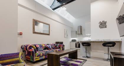 Hullidays》Theatre Hideout Apartment