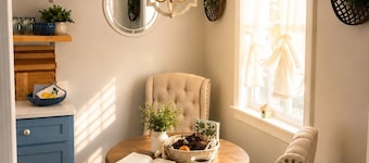 Blueberry Suite / Small-Town Charm & Comfort