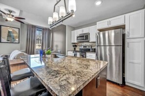 Kjøleskap, mikrobølgeovn, ovn og oppvaskmaskin