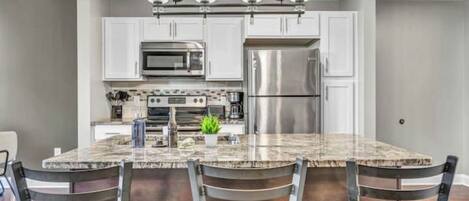 Refrigerador, microondas, horno y lavavajillas