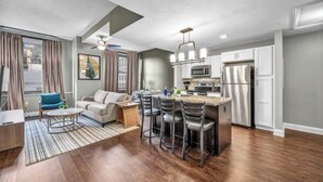 A modern apartment with a kitchen, dining area, and living room. - Sophisticated Downtown Loft / FREE Parking & Gym (Cleveland)