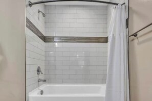 Haartrockner, Handtücher, Seife, Toilettenpapier